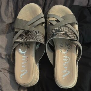 Vero Cuoio Gray Sandals with Crisscross Straps